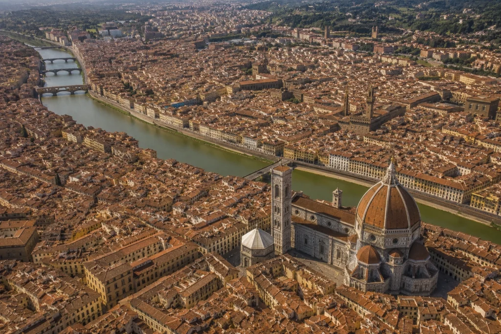 Vista aerea del centro storico di Firenze con il fiume Arno e Ponte Vecchio, mercato immobiliare distressed fiorentino nel 2027